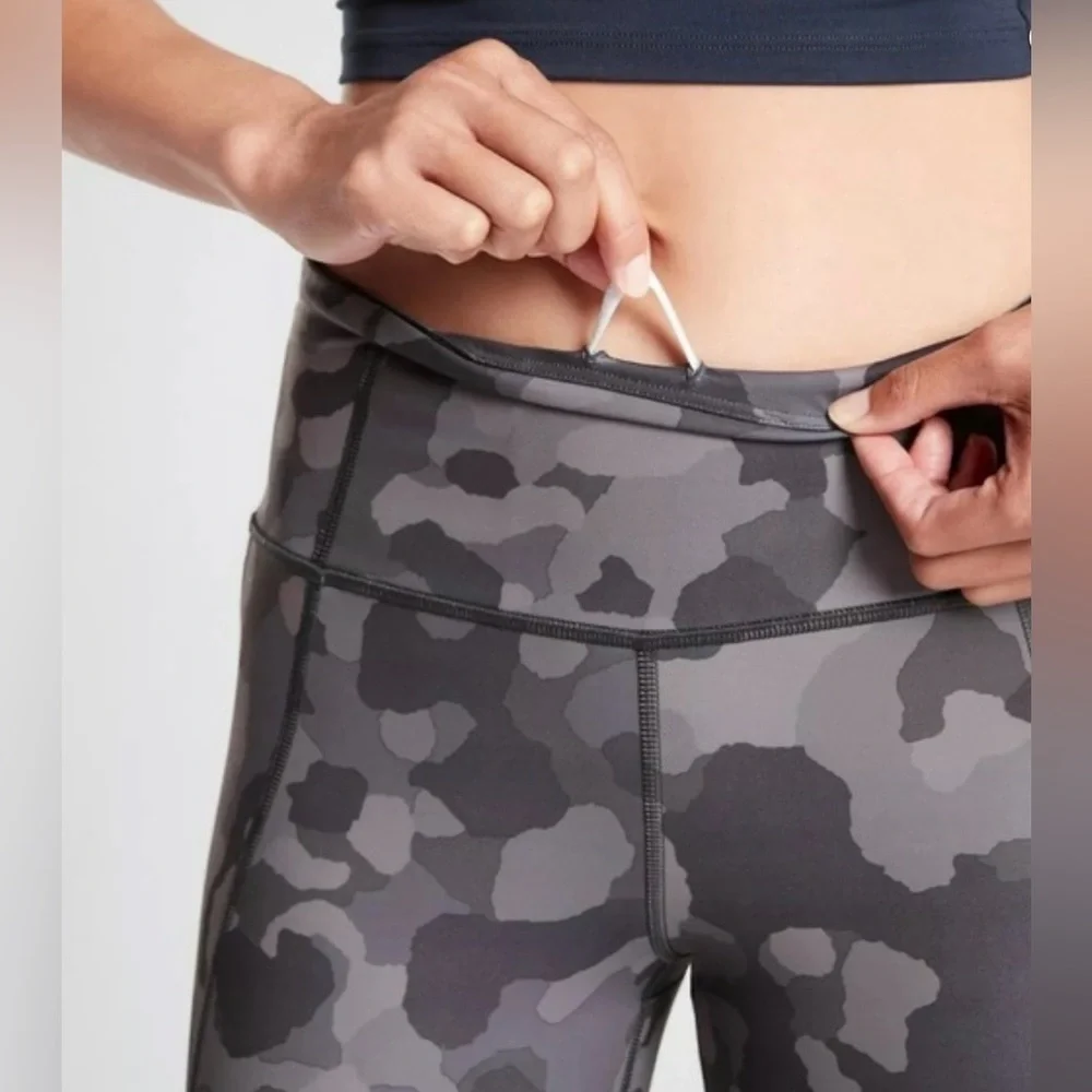Athleta Lightning Camo 7/8 Tights Sz Sm